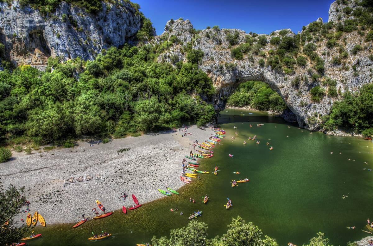 Descente des Gorges de l'Ardèche : le canoë comme invitation à la lenteur