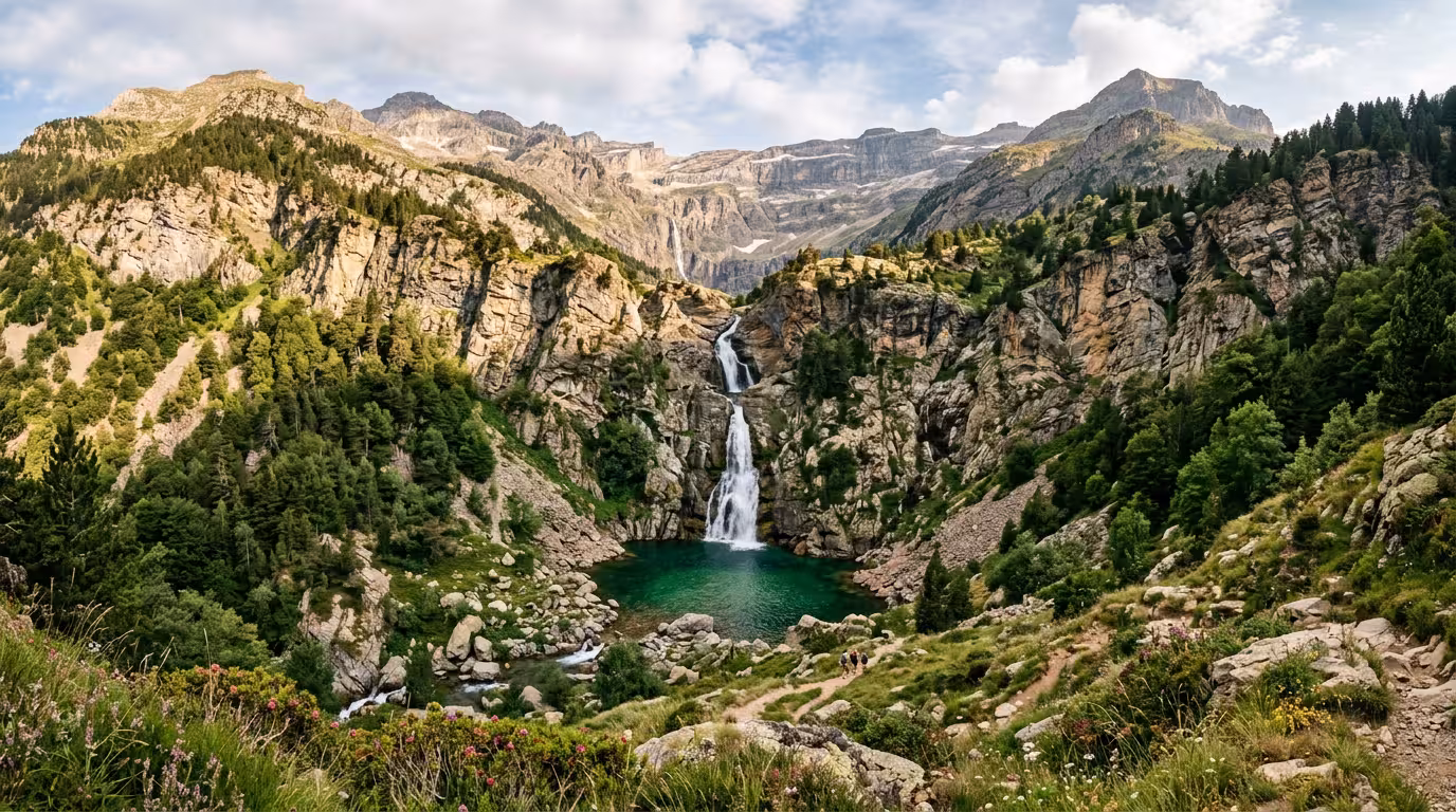 Cirque de Bonifato en Haute-Corse avec cascade et forêt méditerranéenne