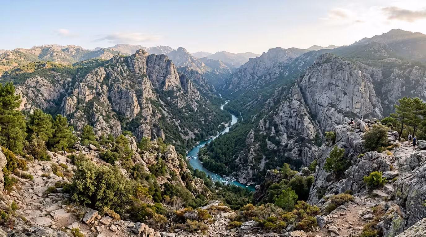 Gorges de la Restonica avec eau turquoise et parois rocheuses en Haute-Corse
