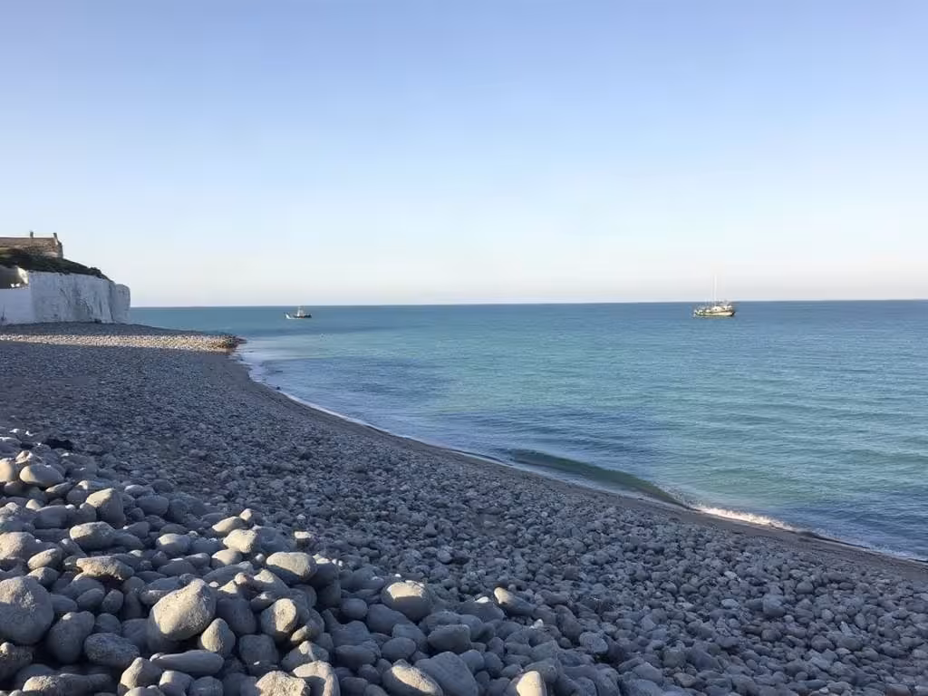 Falaise blanche et plage calme de la Côte d'Opale, cadre idéal pour escapade romantique.
