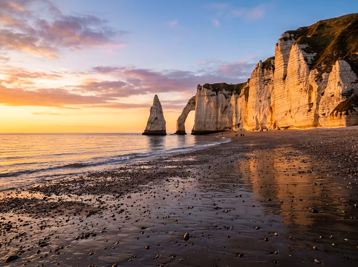 Les trois arches rocheuses d'Étretat en Normandie au coucher de soleil