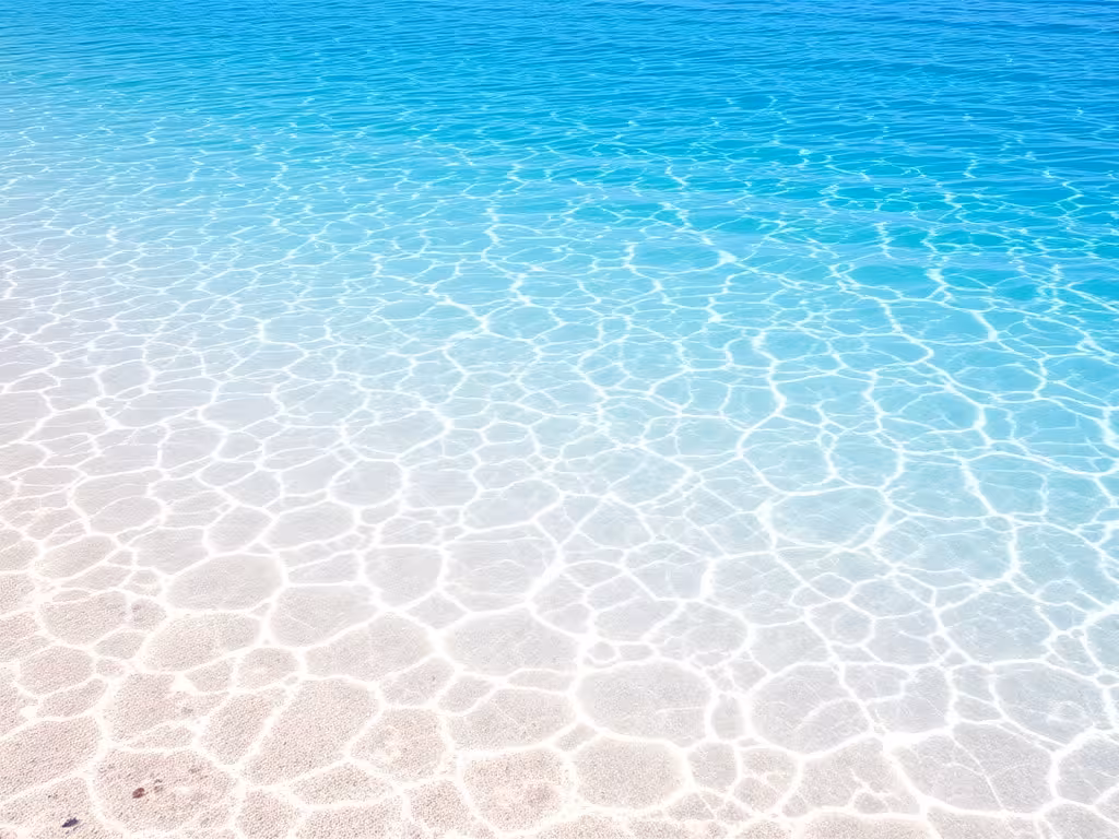 Eaux cristallines turquoise et sable fin blanc de la plage de la Rondinara
