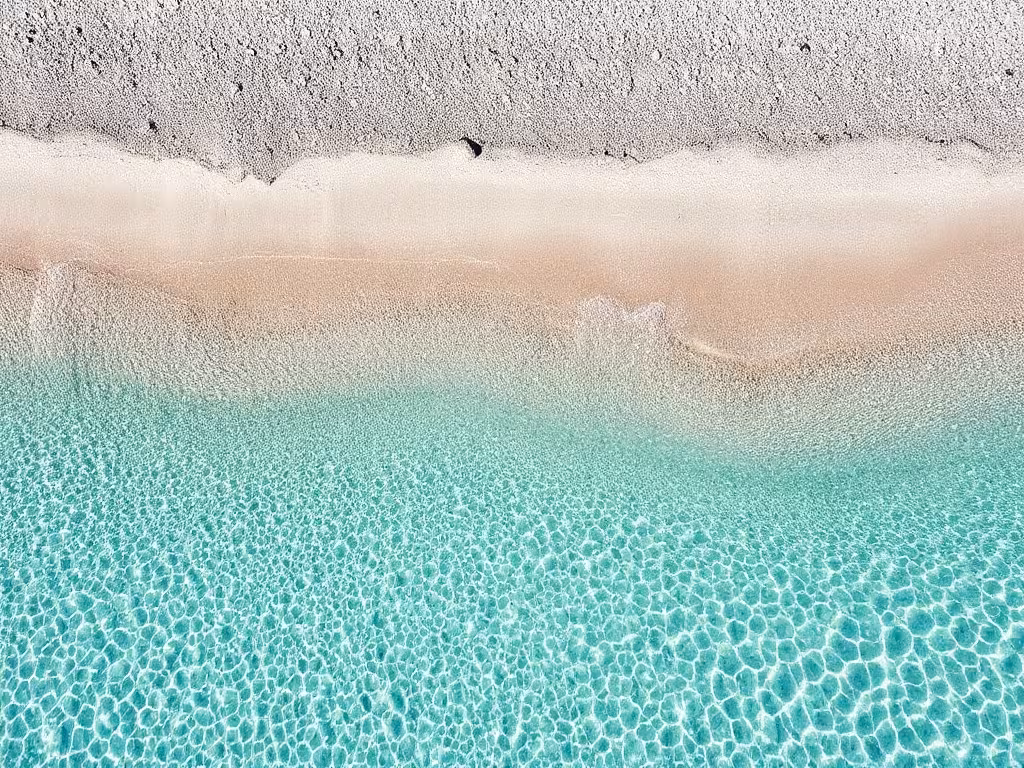Plage de Roccapina avec sable blanc et eau turquoise, crique méditerranéenne pittoresque en Corse du Sud