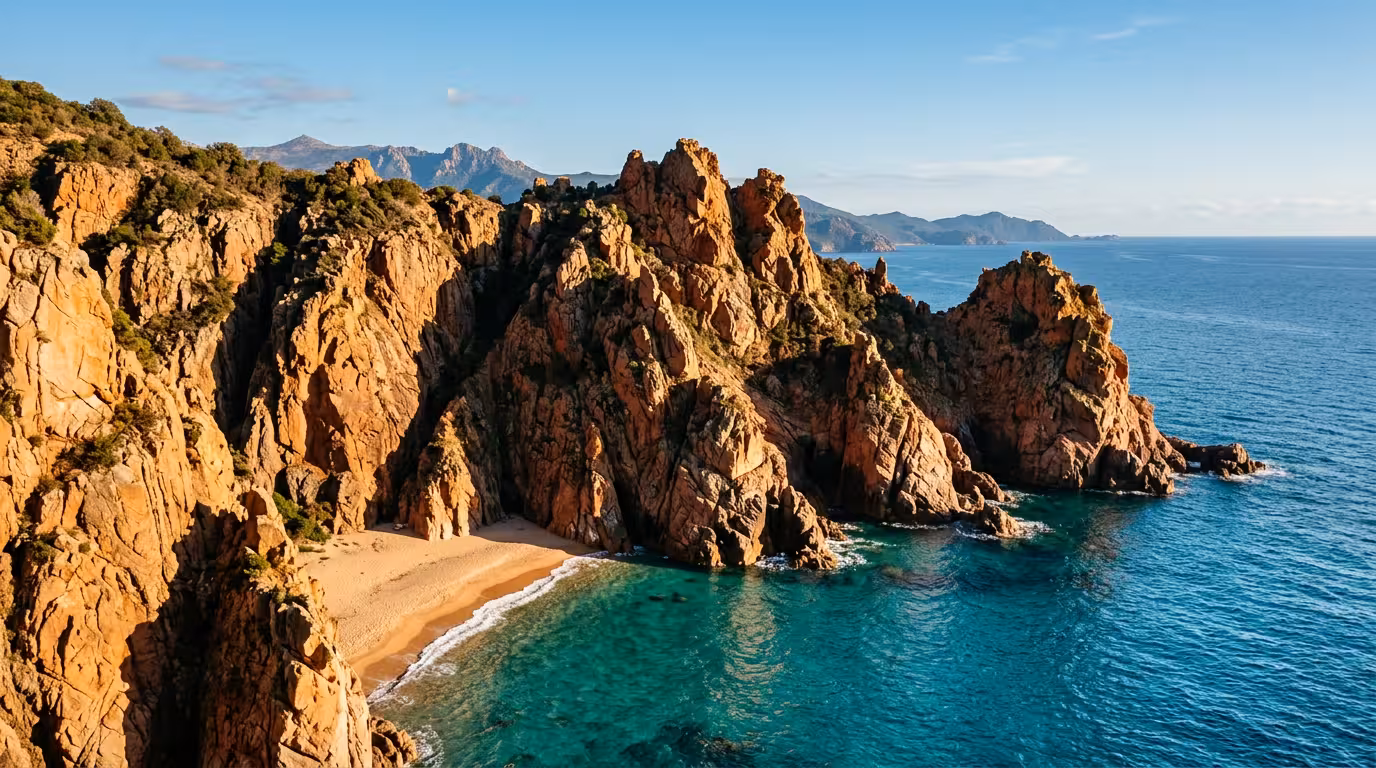 Calanques de Piana en Corse avec falaises de granit rouge et eaux turquoise méditerranéennes